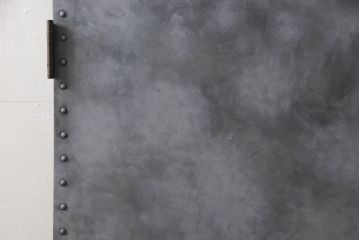 扉と戸枠を新規製作!参考画像をもとにご希望サイズで製作し、ドアハンドル・蝶番を取り付け。鉄板風のペイントにて仕上げ。(ドア、建具)