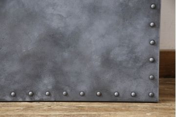 扉と戸枠を新規製作!参考画像をもとにご希望サイズで製作し、ドアハンドル・蝶番を取り付け。鉄板風のペイントにて仕上げ。(ドア、建具)
