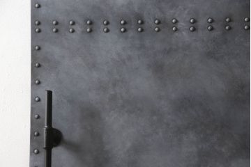 扉と戸枠を新規製作!参考画像をもとにご希望サイズで製作し、ドアハンドル・蝶番を取り付け。鉄板風のペイントにて仕上げ。(ドア、建具)