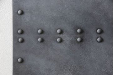 扉と戸枠を新規製作!参考画像をもとにご希望サイズで製作し、ドアハンドル・蝶番を取り付け。鉄板風のペイントにて仕上げ。(ドア、建具)