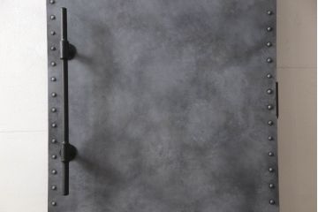 扉と戸枠を新規製作!参考画像をもとにご希望サイズで製作し、ドアハンドル・蝶番を取り付け。鉄板風のペイントにて仕上げ。(ドア、建具)