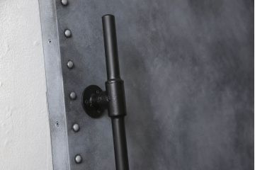 扉と戸枠を新規製作!参考画像をもとにご希望サイズで製作し、ドアハンドル・蝶番を取り付け。鉄板風のペイントにて仕上げ。(ドア、建具)