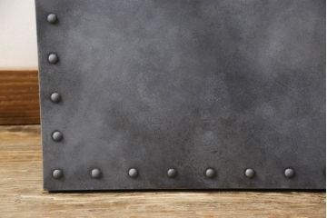 扉と戸枠を新規製作!参考画像をもとにご希望サイズで製作し、ドアハンドル・蝶番を取り付け。鉄板風のペイントにて仕上げ。(ドア、建具)
