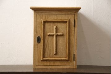 キャビネットを新規製作!オーク材を使用し、ご希望のサイズ、デザインにて製作。支給の鍵を取り付け、内部は棚板2枚の仕様。仕上げはアンティーク加工。(収納棚、戸棚、サイドボード)