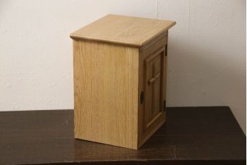 キャビネットを新規製作!オーク材を使用し、ご希望のサイズ、デザインにて製作。支給の鍵を取り付け、内部は棚板2枚の仕様。仕上げはアンティーク加工。(収納棚、戸棚、サイドボード)