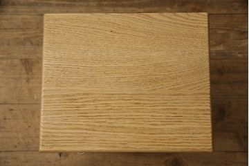 キャビネットを新規製作!オーク材を使用し、ご希望のサイズ、デザインにて製作。支給の鍵を取り付け、内部は棚板2枚の仕様。仕上げはアンティーク加工。(収納棚、戸棚、サイドボード)