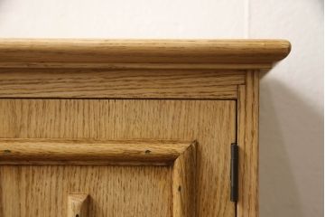 キャビネットを新規製作!オーク材を使用し、ご希望のサイズ、デザインにて製作。支給の鍵を取り付け、内部は棚板2枚の仕様。仕上げはアンティーク加工。(収納棚、戸棚、サイドボード)