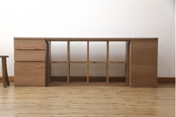 収納付きテーブルを新規製作!左は引き出し3杯、中央はマス目棚、右は開き戸の棚仕様。配線用の穴あけ加工をし、色味は参考画像をもとに仕上げ。(カウンターテーブル、作業台、サイドボード、キャビネット)