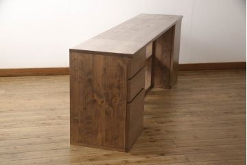 収納付きテーブルを新規製作!左は引き出し3杯、中央はマス目棚、右は開き戸の棚仕様。配線用の穴あけ加工をし、色味は参考画像をもとに仕上げ。(カウンターテーブル、作業台、サイドボード、キャビネット)