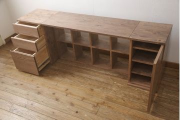 収納付きテーブルを新規製作!左は引き出し3杯、中央はマス目棚、右は開き戸の棚仕様。配線用の穴あけ加工をし、色味は参考画像をもとに仕上げ。(カウンターテーブル、作業台、サイドボード、キャビネット)