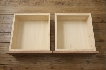 収納付きテーブルを新規製作!左は引き出し3杯、中央はマス目棚、右は開き戸の棚仕様。配線用の穴あけ加工をし、色味は参考画像をもとに仕上げ。(カウンターテーブル、作業台、サイドボード、キャビネット)