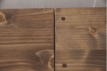 収納付きテーブルを新規製作!左は引き出し3杯、中央はマス目棚、右は開き戸の棚仕様。配線用の穴あけ加工をし、色味は参考画像をもとに仕上げ。(カウンターテーブル、作業台、サイドボード、キャビネット)