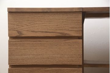 収納付きテーブルを新規製作!左は引き出し3杯、中央はマス目棚、右は開き戸の棚仕様。配線用の穴あけ加工をし、色味は参考画像をもとに仕上げ。(カウンターテーブル、作業台、サイドボード、キャビネット)