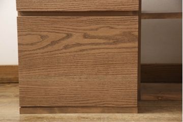 収納付きテーブルを新規製作!左は引き出し3杯、中央はマス目棚、右は開き戸の棚仕様。配線用の穴あけ加工をし、色味は参考画像をもとに仕上げ。(カウンターテーブル、作業台、サイドボード、キャビネット)