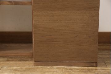 収納付きテーブルを新規製作!左は引き出し3杯、中央はマス目棚、右は開き戸の棚仕様。配線用の穴あけ加工をし、色味は参考画像をもとに仕上げ。(カウンターテーブル、作業台、サイドボード、キャビネット)