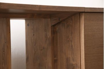 収納付きテーブルを新規製作!左は引き出し3杯、中央はマス目棚、右は開き戸の棚仕様。配線用の穴あけ加工をし、色味は参考画像をもとに仕上げ。(カウンターテーブル、作業台、サイドボード、キャビネット)