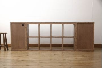 収納付きテーブルを新規製作!左は引き出し3杯、中央はマス目棚、右は開き戸の棚仕様。配線用の穴あけ加工をし、色味は参考画像をもとに仕上げ。(カウンターテーブル、作業台、サイドボード、キャビネット)