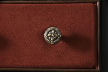 ドアを新規製作!ディズニー「不思議の国のアリス」の世界観をコンセプトに製作。持ち込みの取っ手金具を取り付け、見えない隠し蝶番を採用。ドアのベースはマットブラックに、引き出しや各装飾は打ち合わせの通りにペイント。(扉、建具)