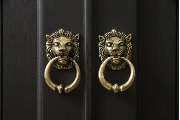 ドアを新規製作!ディズニー「不思議の国のアリス」の世界観をコンセプトに製作。持ち込みの取っ手金具を取り付け、見えない隠し蝶番を採用。ドアのベースはマットブラックに、引き出しや各装飾は打ち合わせの通りにペイント。(扉、建具)