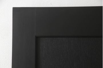 ドアを新規製作!ディズニー「不思議の国のアリス」の世界観をコンセプトに製作。持ち込みの取っ手金具を取り付け、見えない隠し蝶番を採用。ドアのベースはマットブラックに、引き出しや各装飾は打ち合わせの通りにペイント。(扉、建具)