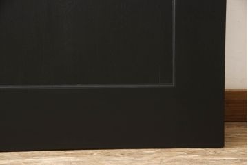 ドアを新規製作!ディズニー「不思議の国のアリス」の世界観をコンセプトに製作。持ち込みの取っ手金具を取り付け、見えない隠し蝶番を採用。ドアのベースはマットブラックに、引き出しや各装飾は打ち合わせの通りにペイント。(扉、建具)