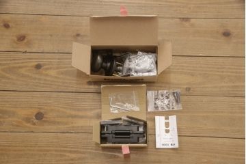 ドアを新規製作!ディズニー「不思議の国のアリス」の世界観をコンセプトに製作。持ち込みの取っ手金具を取り付け、見えない隠し蝶番を採用。ドアのベースはマットブラックに、引き出しや各装飾は打ち合わせの通りにペイント。(扉、建具)