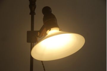 フロアスタンドを新規製作!ご希望のサイズ、デザインにて。高さ・角度調整可能な仕様で、台座は円形にて製作。シェードは当店のアンティークのものを使用。(フロアランプ、スタンドライト、照明)