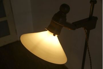 フロアスタンドを新規製作!ご希望のサイズ、デザインにて。高さ・角度調整可能な仕様で、台座は円形にて製作。シェードは当店のアンティークのものを使用。(フロアランプ、スタンドライト、照明)