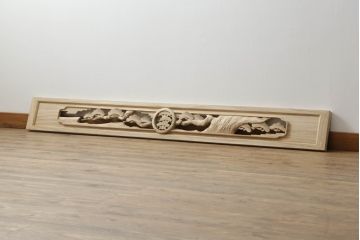 欄間を新規製作!ご希望のサイズで、デザインは中央に家紋、まわりに松の彫刻。色味は提供いただいた画像に近しい色味で着色。(明かり取り、明り取り、建具)
