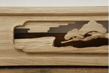 欄間を新規製作!ご希望のサイズで、デザインは中央に家紋、まわりに松の彫刻。色味は提供いただいた画像に近しい色味で着色。(明かり取り、明り取り、建具)