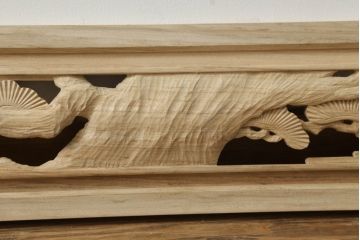 欄間を新規製作!ご希望のサイズで、デザインは中央に家紋、まわりに松の彫刻。色味は提供いただいた画像に近しい色味で着色。(明かり取り、明り取り、建具)