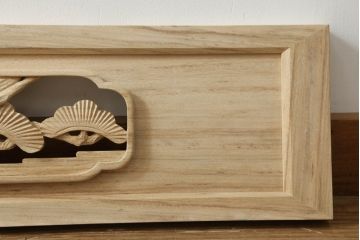 欄間を新規製作!ご希望のサイズで、デザインは中央に家紋、まわりに松の彫刻。色味は提供いただいた画像に近しい色味で着色。(明かり取り、明り取り、建具)
