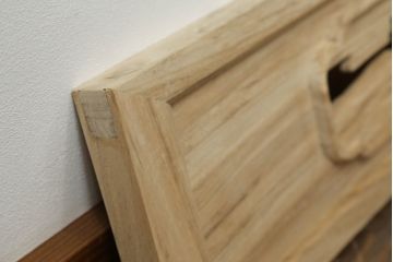 欄間を新規製作!ご希望のサイズで、デザインは中央に家紋、まわりに松の彫刻。色味は提供いただいた画像に近しい色味で着色。(明かり取り、明り取り、建具)
