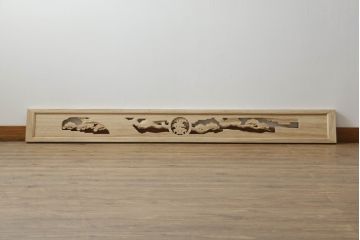 欄間を新規製作!ご希望のサイズで、デザインは中央に家紋、まわりに松の彫刻。色味は提供いただいた画像に近しい色味で着色。(明かり取り、明り取り、建具)