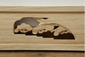 欄間を新規製作!ご希望のサイズで、デザインは中央に家紋、まわりに松の彫刻。色味は提供いただいた画像に近しい色味で着色。(明かり取り、明り取り、建具)