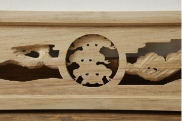 欄間を新規製作!ご希望のサイズで、デザインは中央に家紋、まわりに松の彫刻。色味は提供いただいた画像に近しい色味で着色。(明かり取り、明り取り、建具)