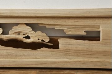 欄間を新規製作!ご希望のサイズで、デザインは中央に家紋、まわりに松の彫刻。色味は提供いただいた画像に近しい色味で着色。(明かり取り、明り取り、建具)