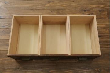 パタパタ収納棚を新規製作!当店のオーダー家具を参考に、一番上に3杯の引き出し、パタパタ収納部は3段の仕様にて。(戸棚、キャビネット、サイドボード、ロッカー)