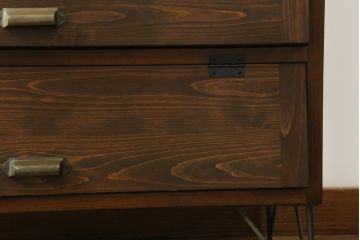 パタパタ収納棚を新規製作!当店のオーダー家具を参考に、一番上に3杯の引き出し、パタパタ収納部は3段の仕様にて。(戸棚、キャビネット、サイドボード、ロッカー)