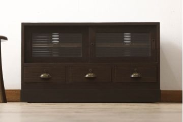 桐箪笥をテレビボードにリメイク!引き戸にモールガラスを入れ、棚板を追加。取っ手を交換して、台輪を製作。台輪に隠れるようにキャスターを設置。濃茶に着色仕上げ。