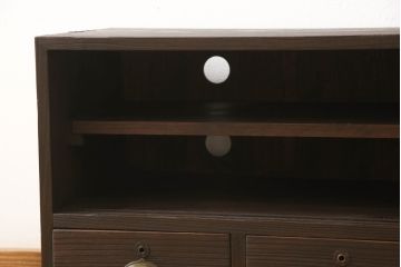桐箪笥をテレビボードにリメイク!引き戸にモールガラスを入れ、棚板を追加。取っ手を交換して、台輪を製作。台輪に隠れるようにキャスターを設置。濃茶に着色仕上げ。