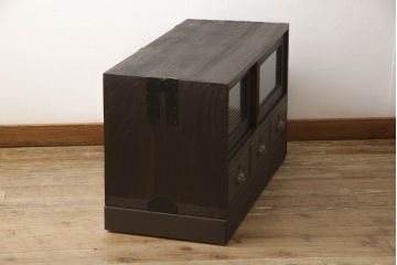 桐箪笥をテレビボードにリメイク!引き戸にモールガラスを入れ、棚板を追加。取っ手を交換して、台輪を製作。台輪に隠れるようにキャスターを設置。濃茶に着色仕上げ。