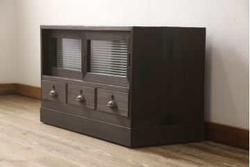 桐箪笥をテレビボードにリメイク!引き戸にモールガラスを入れ、棚板を追加。取っ手を交換して、台輪を製作。台輪に隠れるようにキャスターを設置。濃茶に着色仕上げ。