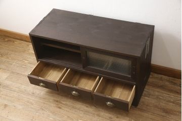 桐箪笥をテレビボードにリメイク!引き戸にモールガラスを入れ、棚板を追加。取っ手を交換して、台輪を製作。台輪に隠れるようにキャスターを設置。濃茶に着色仕上げ。