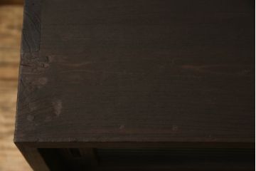 桐箪笥をテレビボードにリメイク!引き戸にモールガラスを入れ、棚板を追加。取っ手を交換して、台輪を製作。台輪に隠れるようにキャスターを設置。濃茶に着色仕上げ。