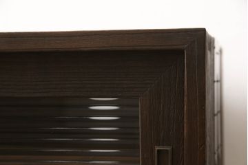 桐箪笥をテレビボードにリメイク!引き戸にモールガラスを入れ、棚板を追加。取っ手を交換して、台輪を製作。台輪に隠れるようにキャスターを設置。濃茶に着色仕上げ。