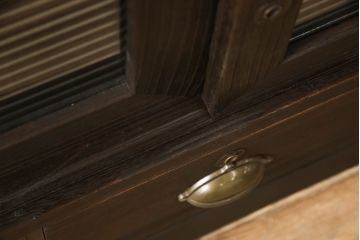 桐箪笥をテレビボードにリメイク!引き戸にモールガラスを入れ、棚板を追加。取っ手を交換して、台輪を製作。台輪に隠れるようにキャスターを設置。濃茶に着色仕上げ。