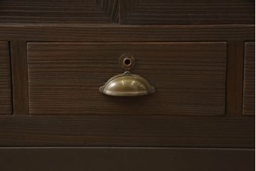 桐箪笥をテレビボードにリメイク!引き戸にモールガラスを入れ、棚板を追加。取っ手を交換して、台輪を製作。台輪に隠れるようにキャスターを設置。濃茶に着色仕上げ。