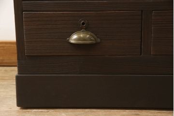 桐箪笥をテレビボードにリメイク!引き戸にモールガラスを入れ、棚板を追加。取っ手を交換して、台輪を製作。台輪に隠れるようにキャスターを設置。濃茶に着色仕上げ。