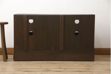 桐箪笥をテレビボードにリメイク!引き戸にモールガラスを入れ、棚板を追加。取っ手を交換して、台輪を製作。台輪に隠れるようにキャスターを設置。濃茶に着色仕上げ。